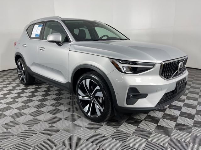 Used 2023 Volvo XC40 B5 Plus w/ Driver Assist Package AWD/4WD image 3