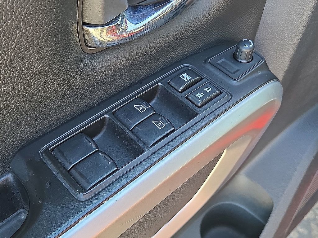 Used 2024 Nissan Titan SV w/ SV Convenience Package image 23