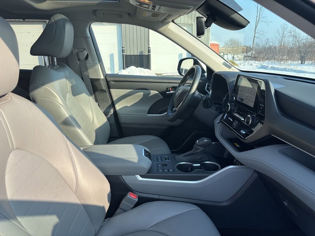 Used 2023 Toyota Highlander XLE image 37