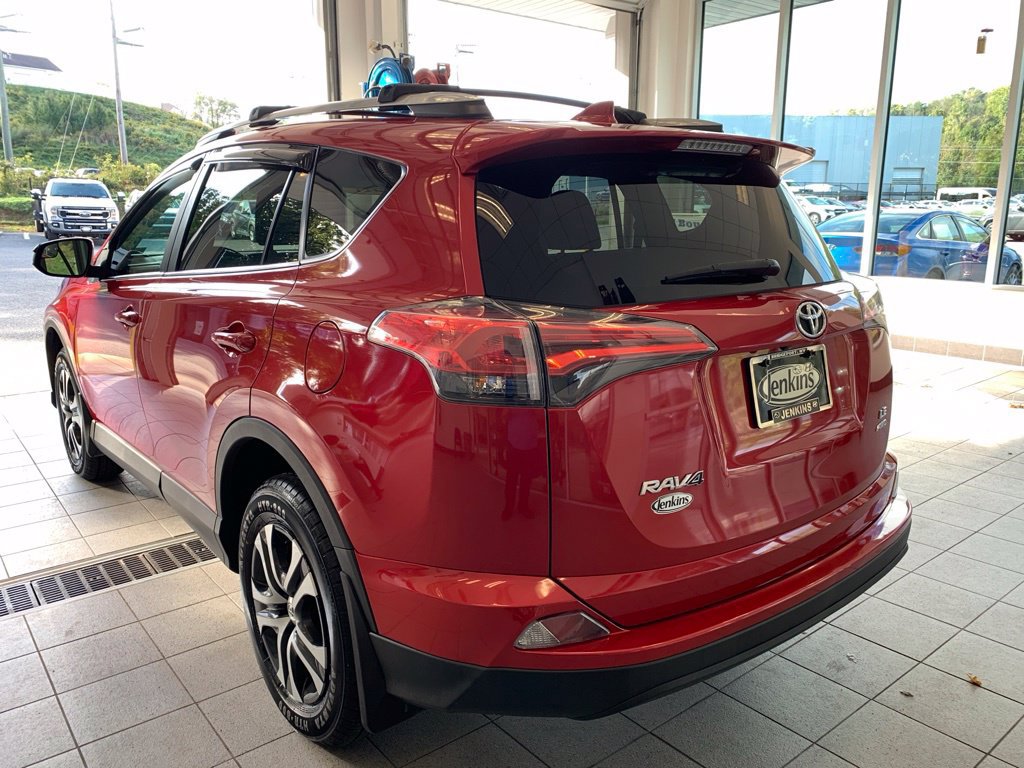 Used 2017 Toyota RAV4 LE AWD/4WD image 11