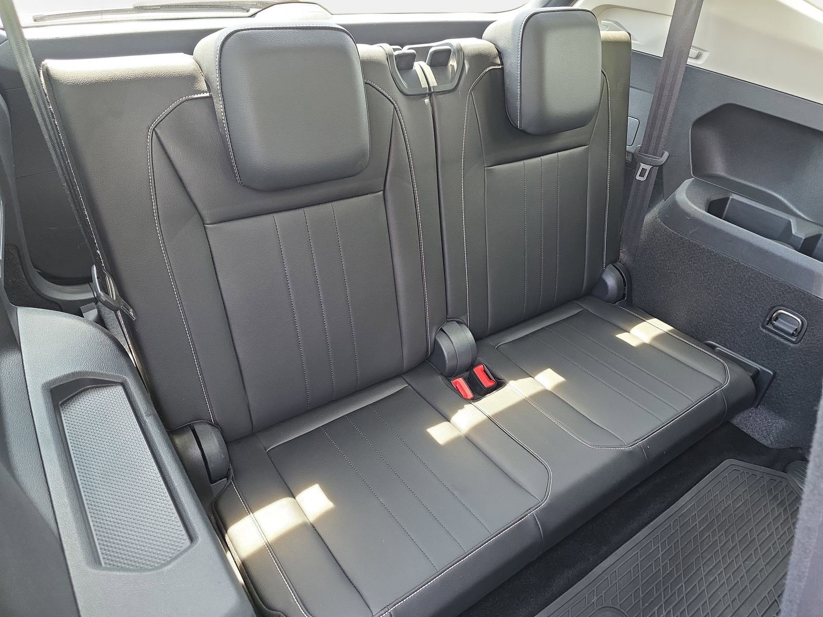 Used 2024 Volkswagen Tiguan SE w/ Panoramic Sunroof Package FWD image 12