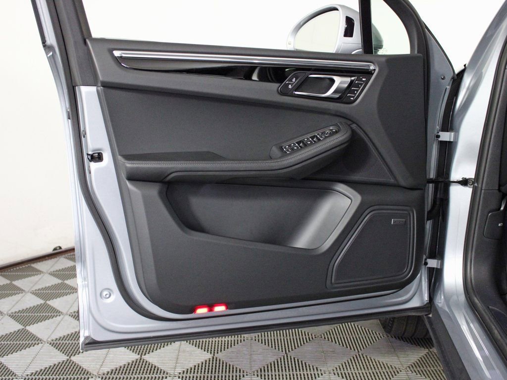 Certified 2025 Porsche Macan image 14