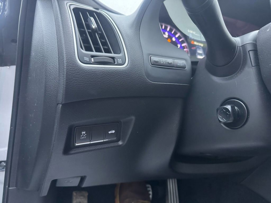 Used 2017 INFINITI Q60 Red Sport 400 image 33