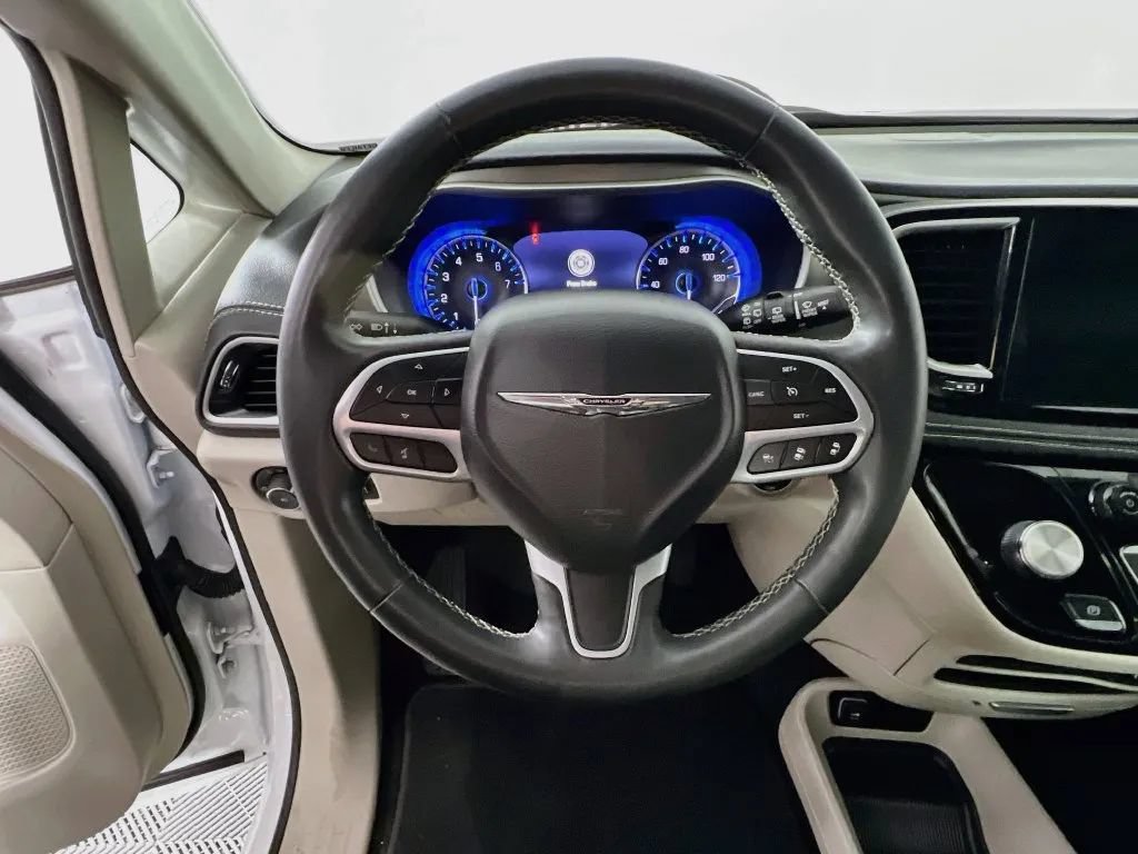 Used 2024 Chrysler Pacifica Touring-L FWD image 12