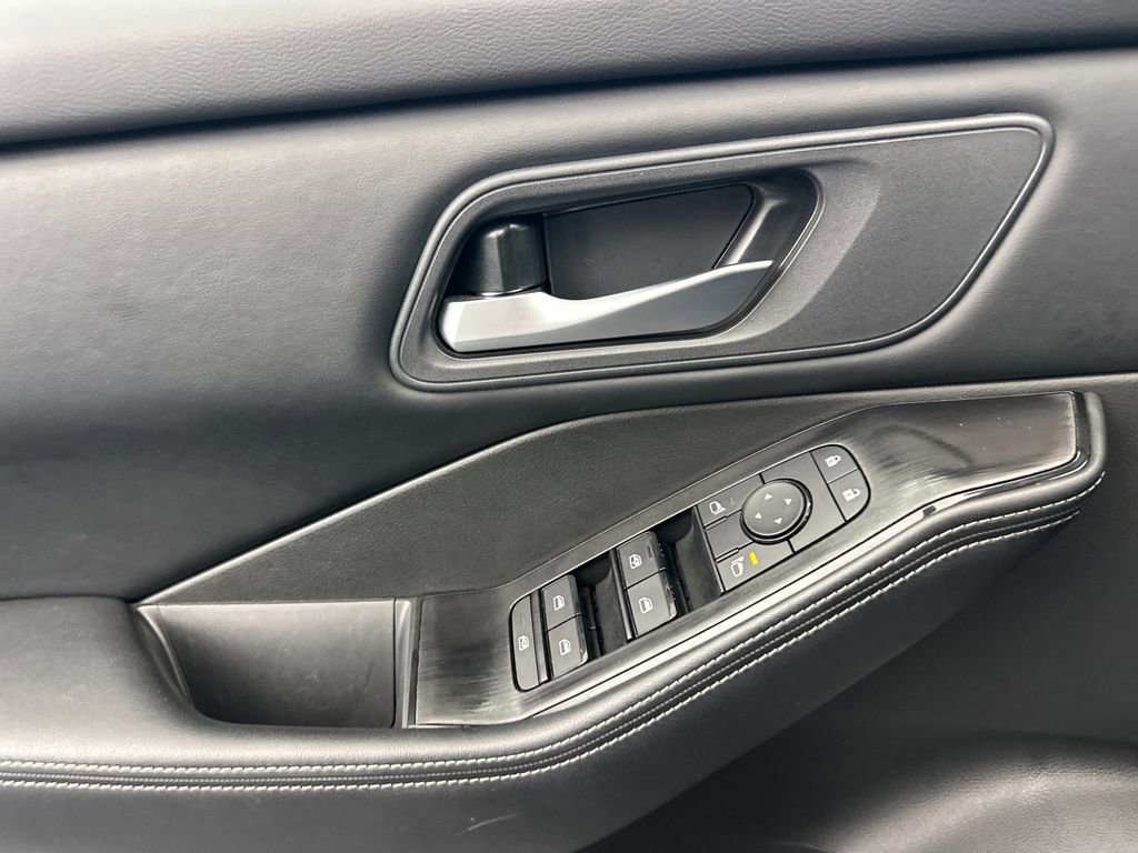 Used 2025 Nissan Rogue SV image 10
