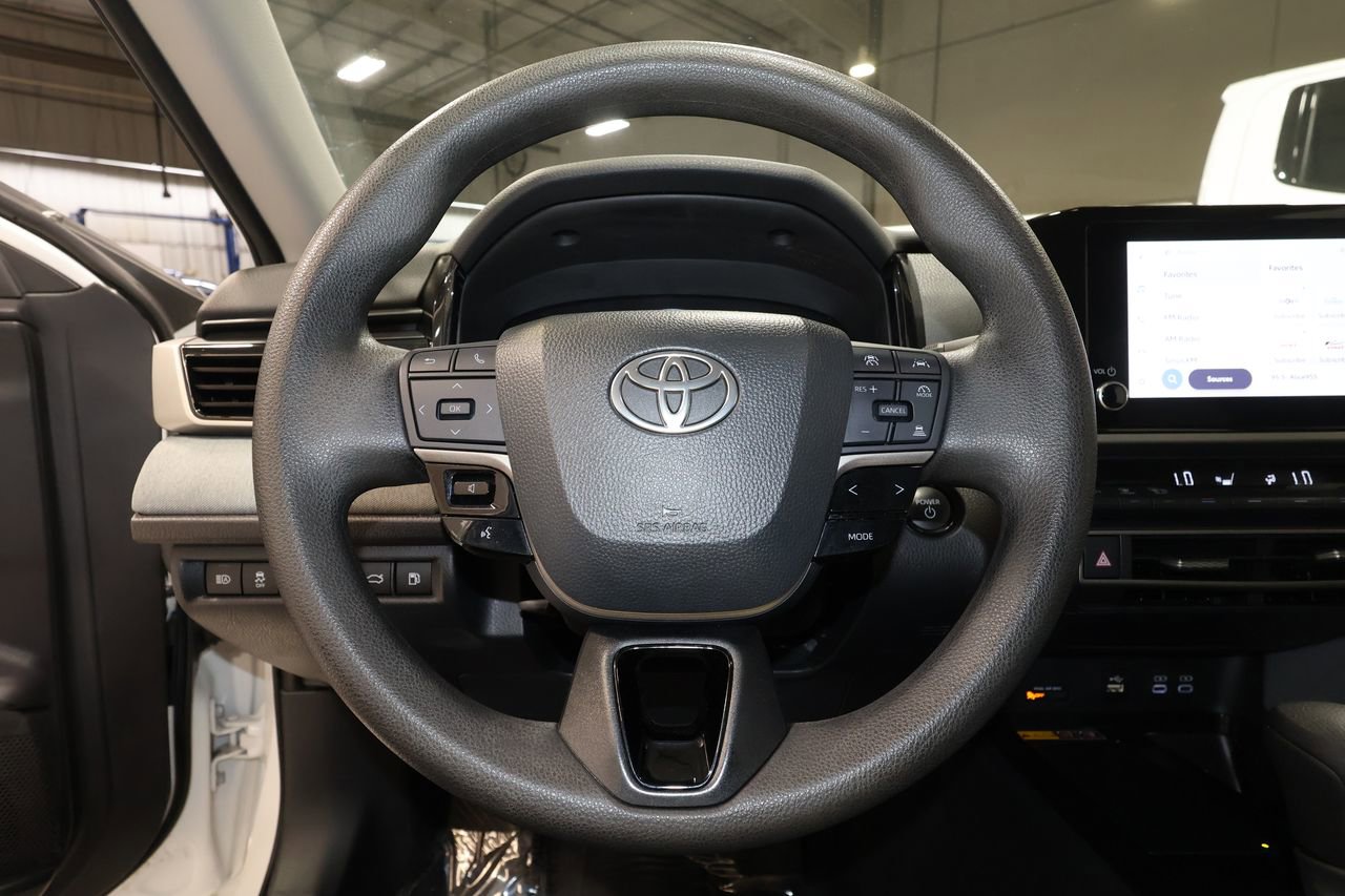 Used 2025 Toyota Camry LE image 10