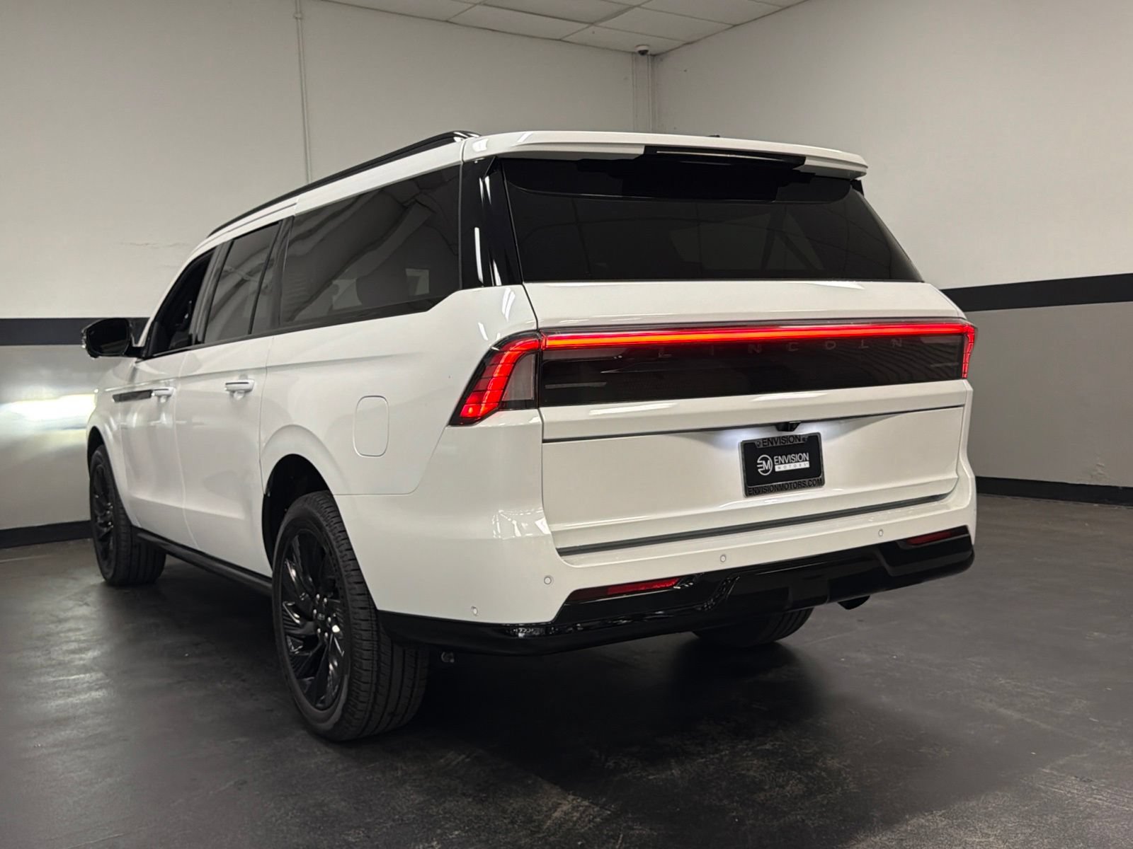 Used 2025 Lincoln Navigator L Reserve w/ Jet Appearance Package AWD/4WD image 9