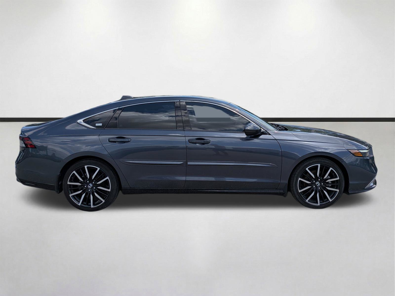 Used 2023 Honda Accord Touring image 3