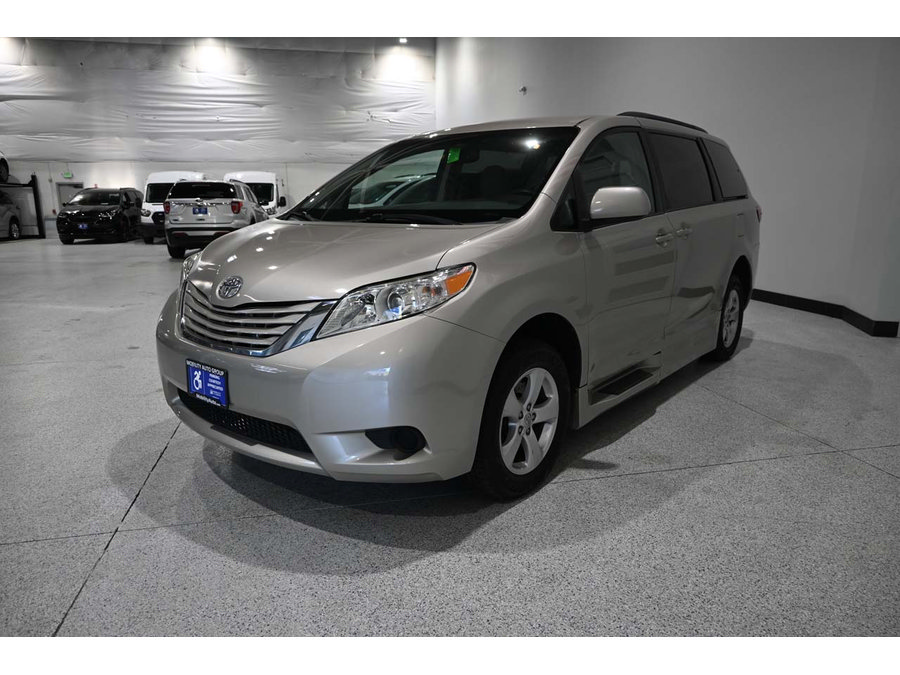 Used 2015 Toyota Sienna LE FWD image 10