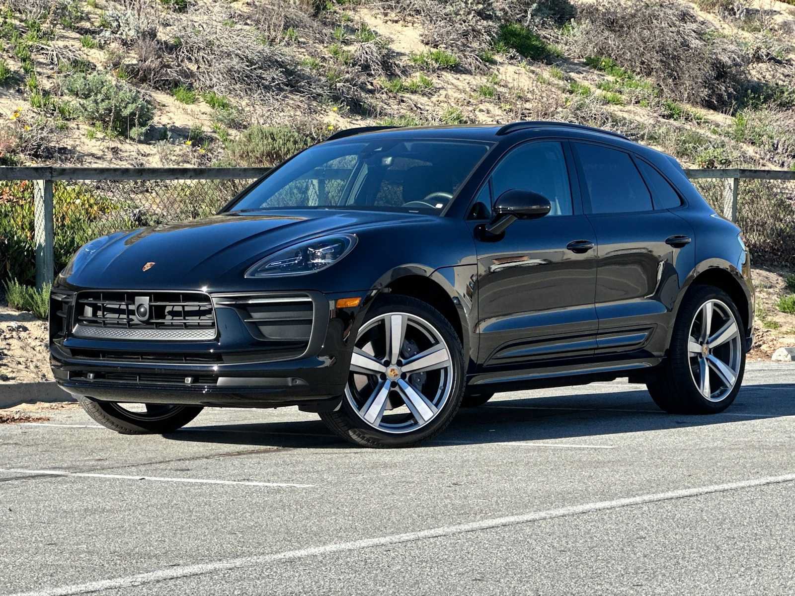 Certified 2025 Porsche Macan AWD/4WD image 1