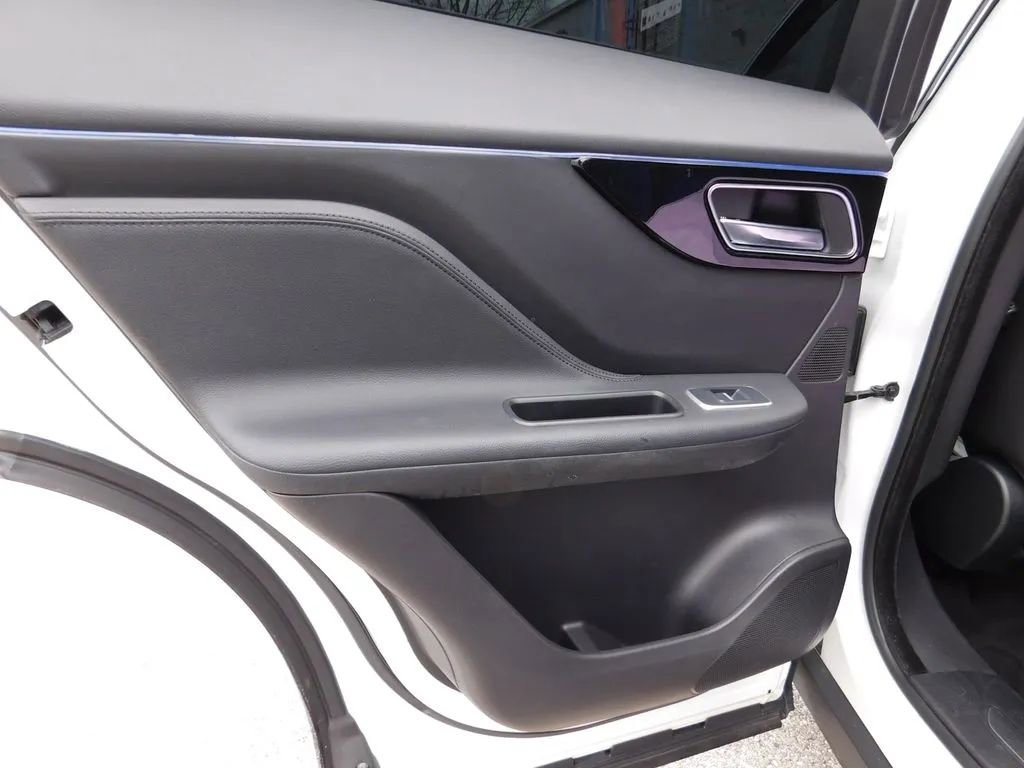 Used 2019 Jaguar F-PACE Premium image 11