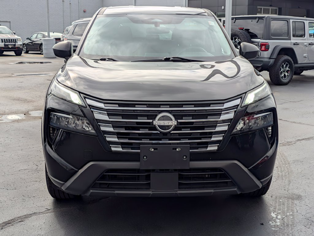 Used 2024 Nissan Rogue S AWD/4WD image 2