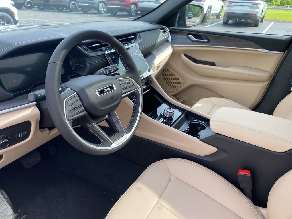 New 2025 Jeep Grand Cherokee Limited w/ Black Appearance Package image 23