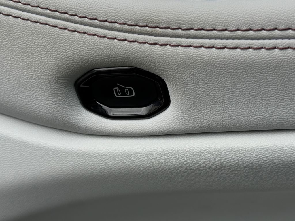 Used 2025 Jeep Wagoneer S Limited image 32