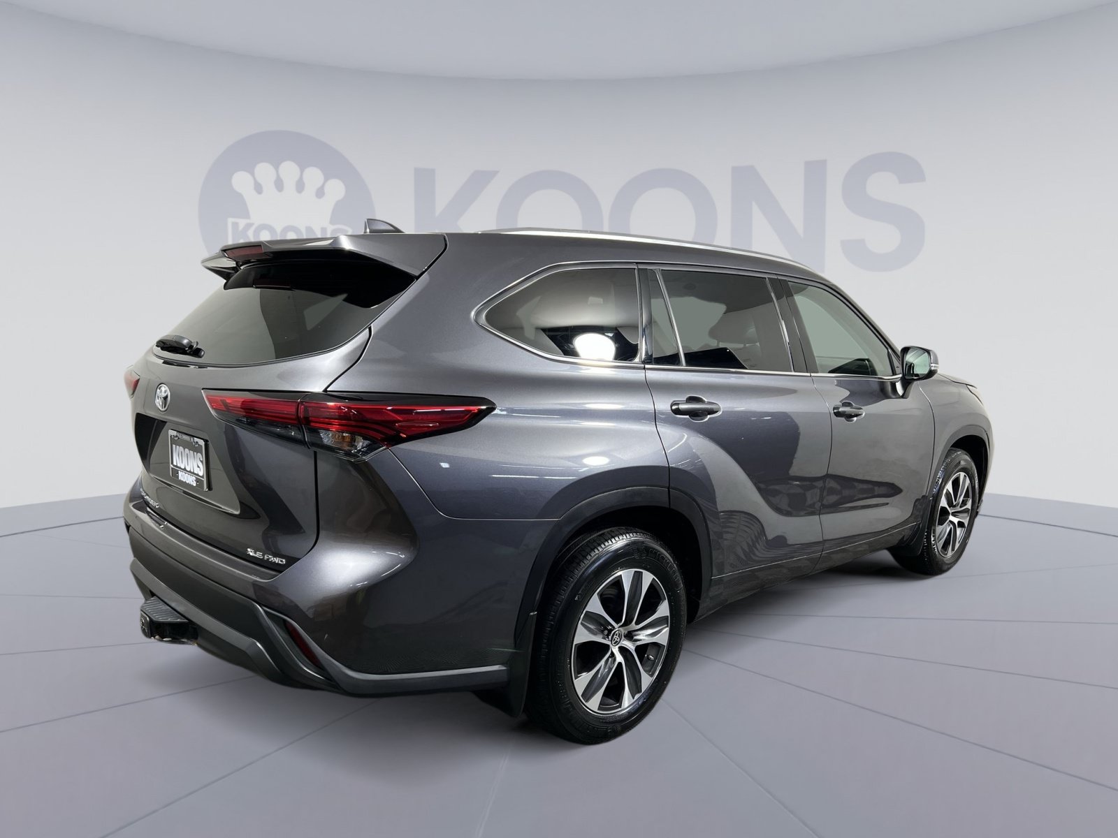 Used 2021 Toyota Highlander XLE AWD/4WD image 11