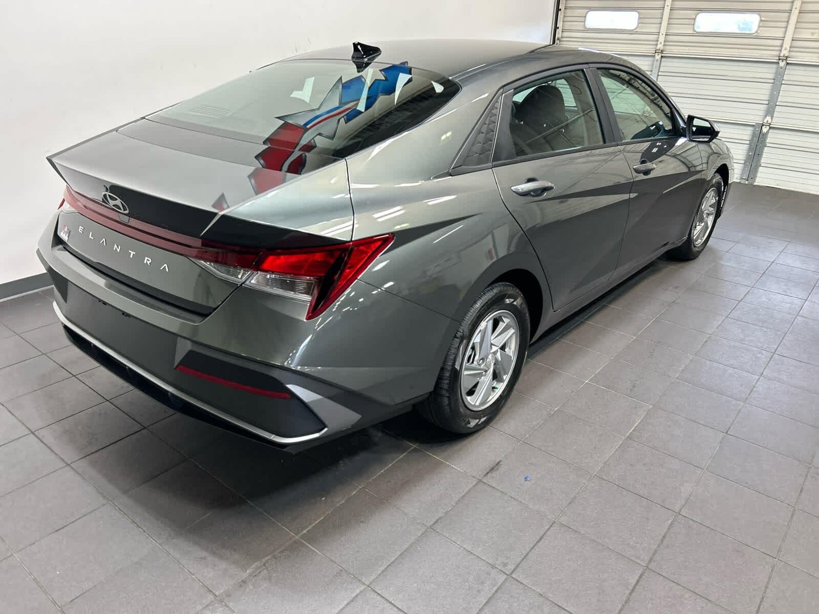 New 2026 Hyundai Elantra SE FWD image 3