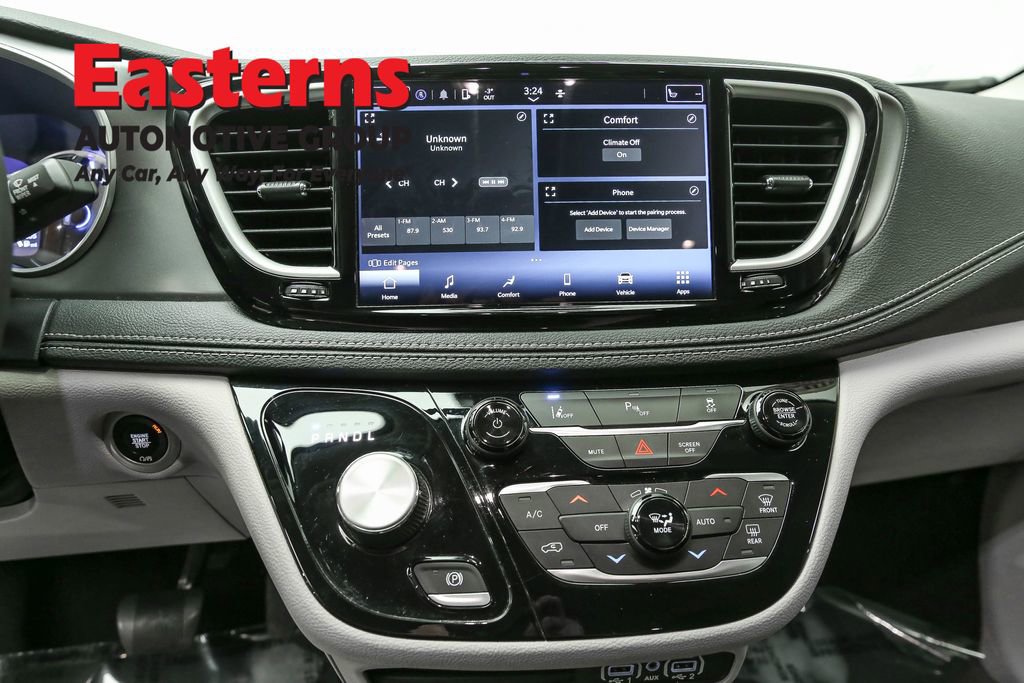 Used 2023 Chrysler Pacifica Touring-L image 12