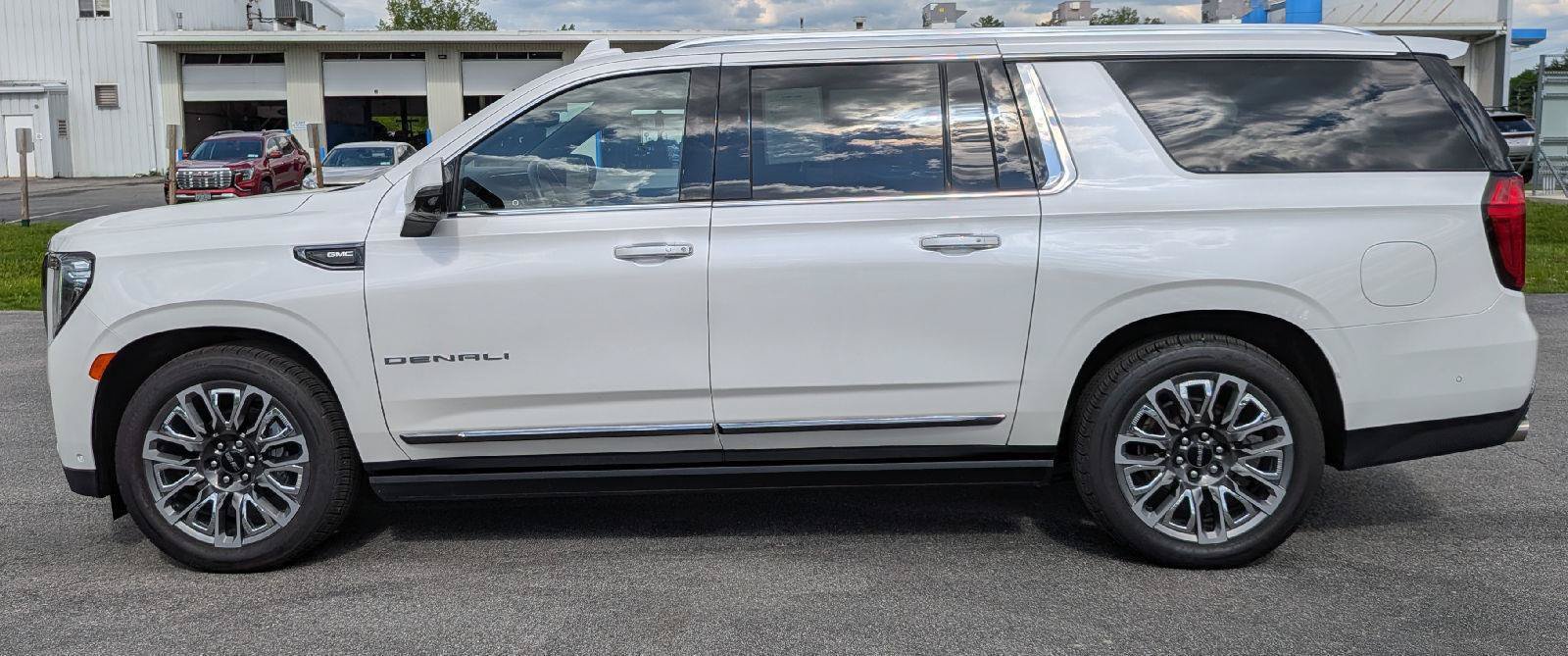 Used 2023 GMC Yukon XL Denali Ultimate AWD/4WD image 7