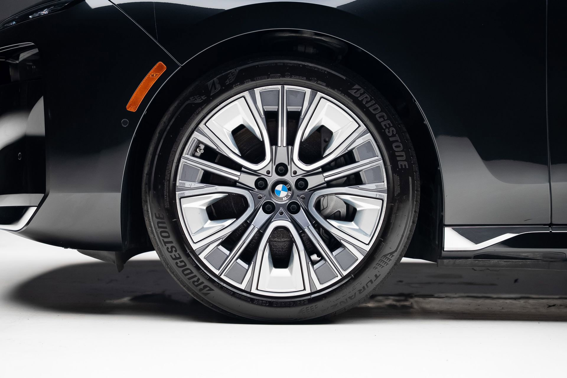 Used 2024 BMW i7 xDrive60 w/ Executive Package image 21