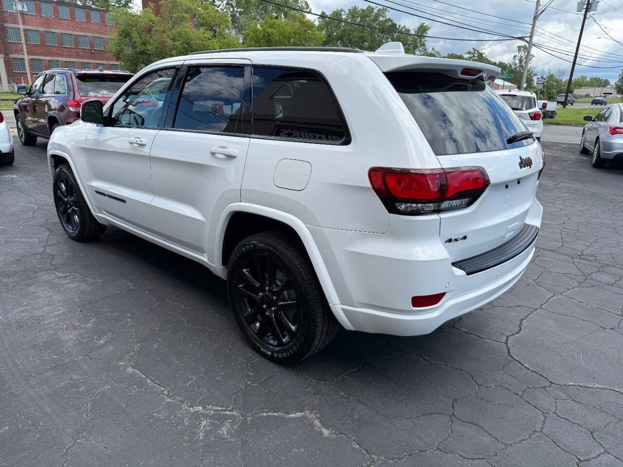 Used 2018 Jeep Grand Cherokee Altitude AWD/4WD image 4