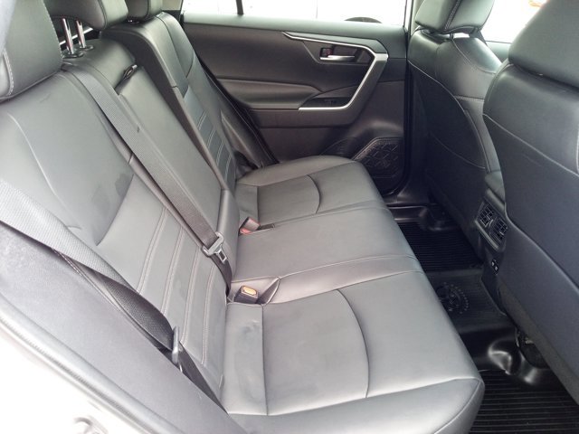 Used 2020 Toyota RAV4 XLE Premium image 16
