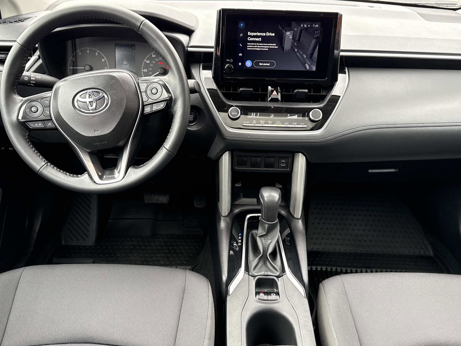 Used 2025 Toyota Corolla Cross LE w/ Moonroof Package image 2