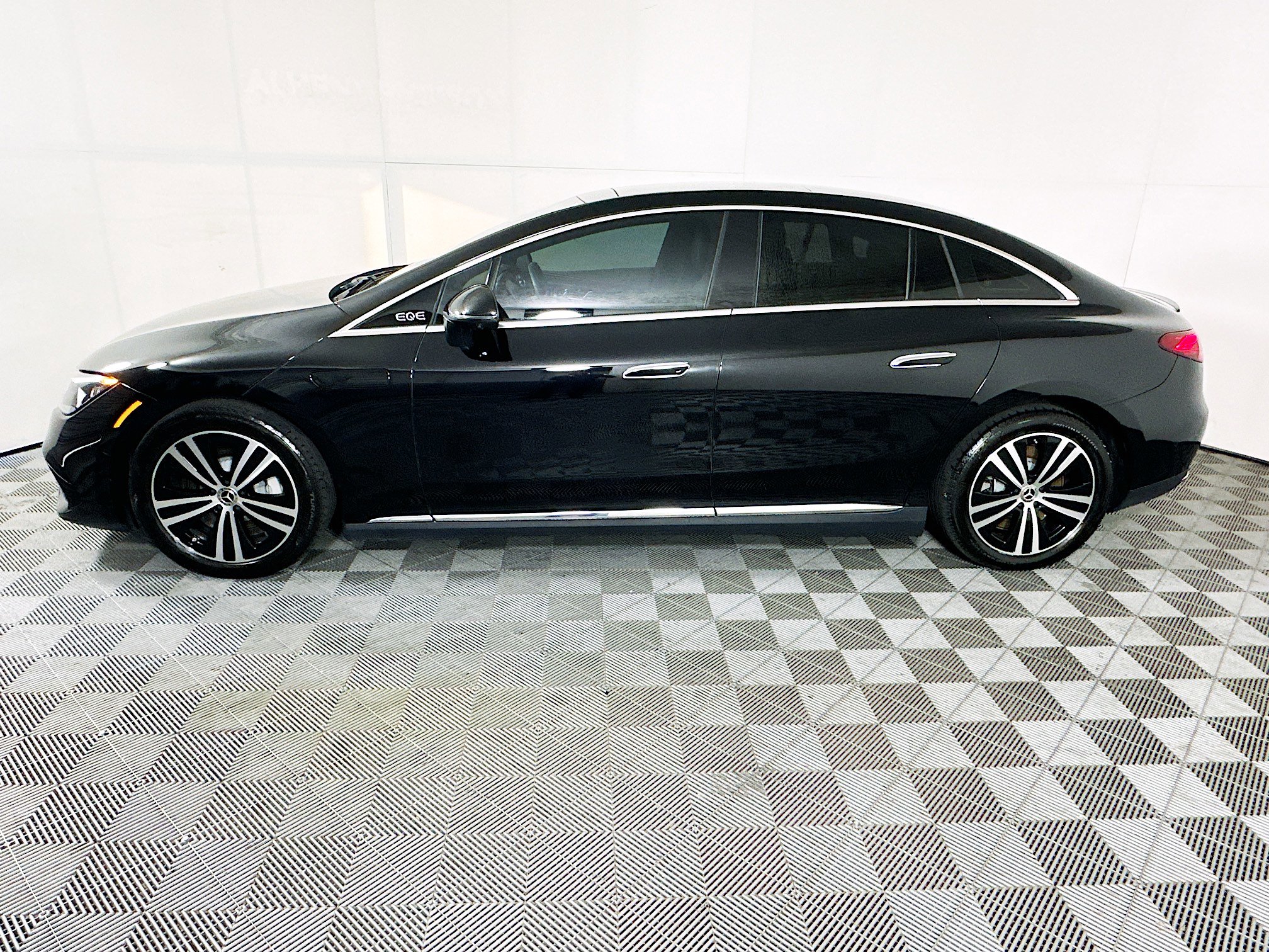 Used 2023 Mercedes-Benz EQE 500 4MATIC Sedan image 6