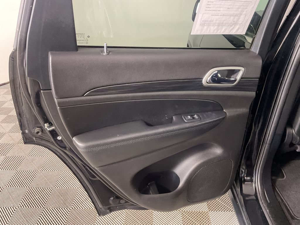 Used 2019 Jeep Grand Cherokee Laredo AWD/4WD image 18