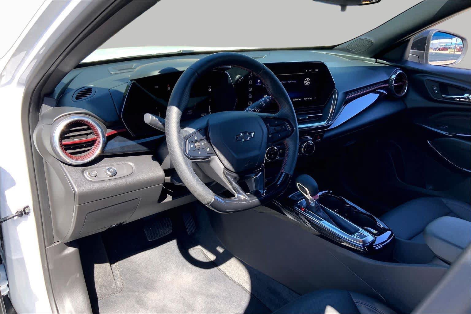 Used 2025 Chevrolet Trax RS w/ Sunroof Package FWD image 18