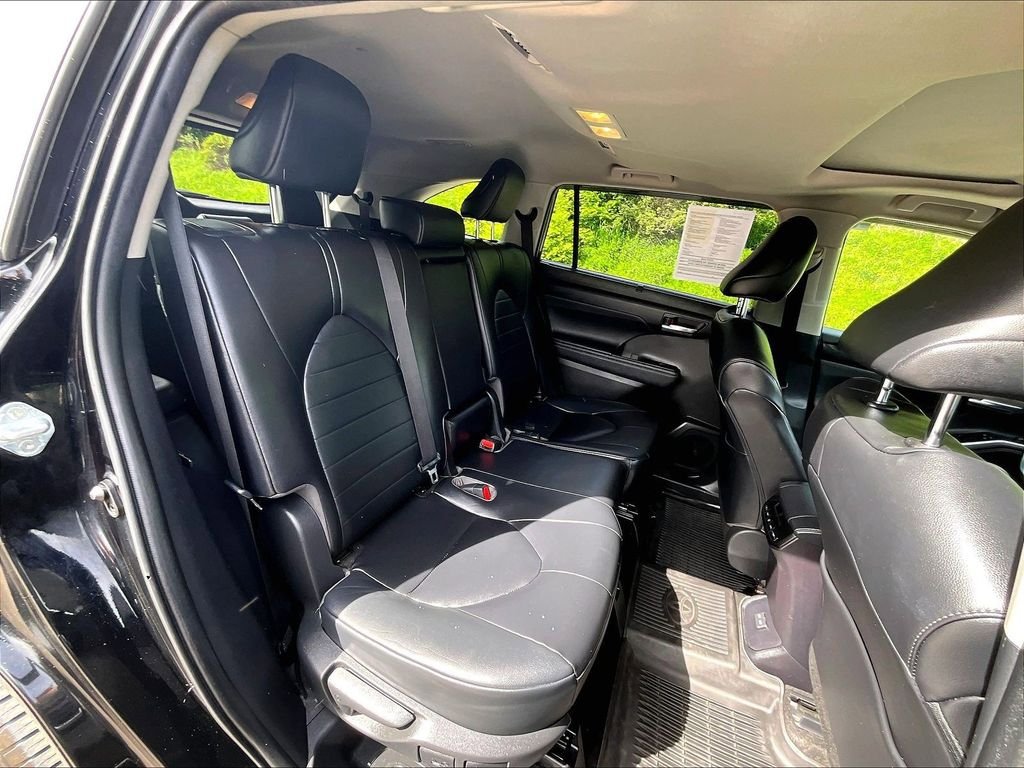 Used 2023 Toyota Highlander XLE AWD/4WD image 16