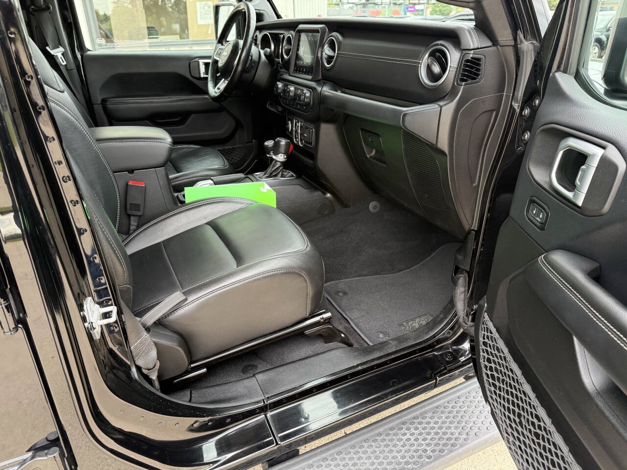 Used 2019 Jeep Wrangler Unlimited Sahara w/ Uconnect 4C Nav & Sound Group AWD/4WD image 11