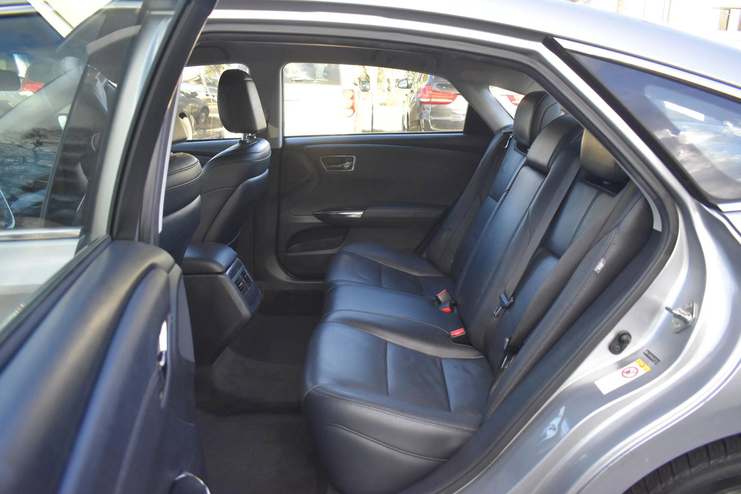 Used 2018 Toyota Avalon XLE image 16