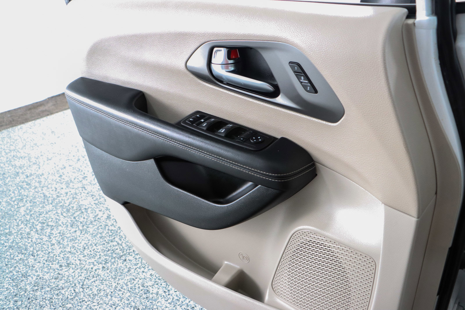 Used 2023 Chrysler Pacifica Touring-L image 21