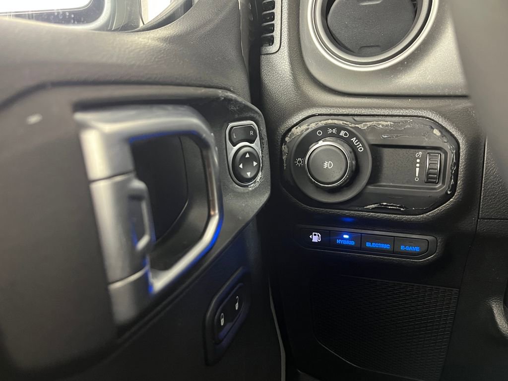 Used 2023 Jeep Wrangler Unlimited w/ Sun & Screen Package image 25