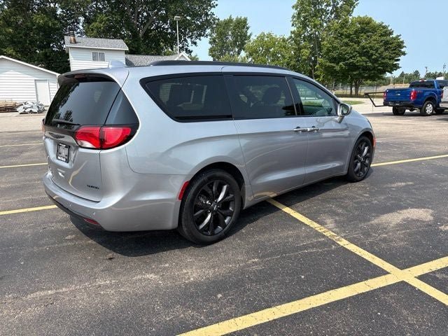 Used 2020 Chrysler Pacifica Limited FWD image 3