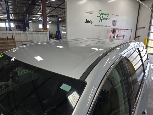 Used 2024 Chrysler Pacifica Touring-L image 12