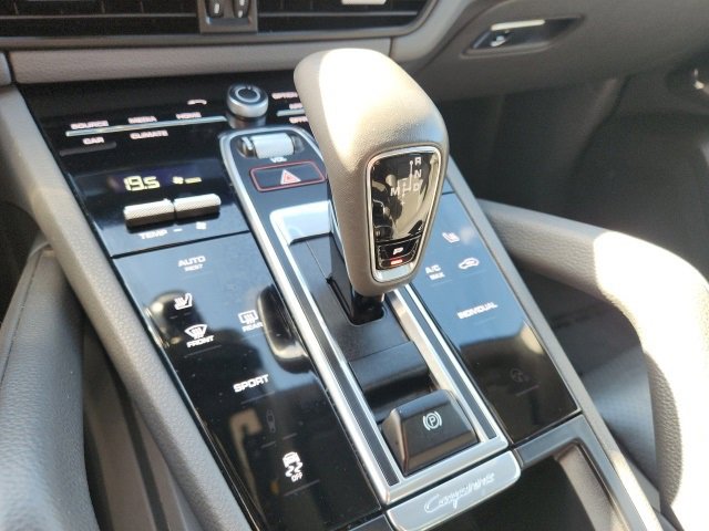 Used 2021 Porsche Cayenne w/ Premium Package image 31