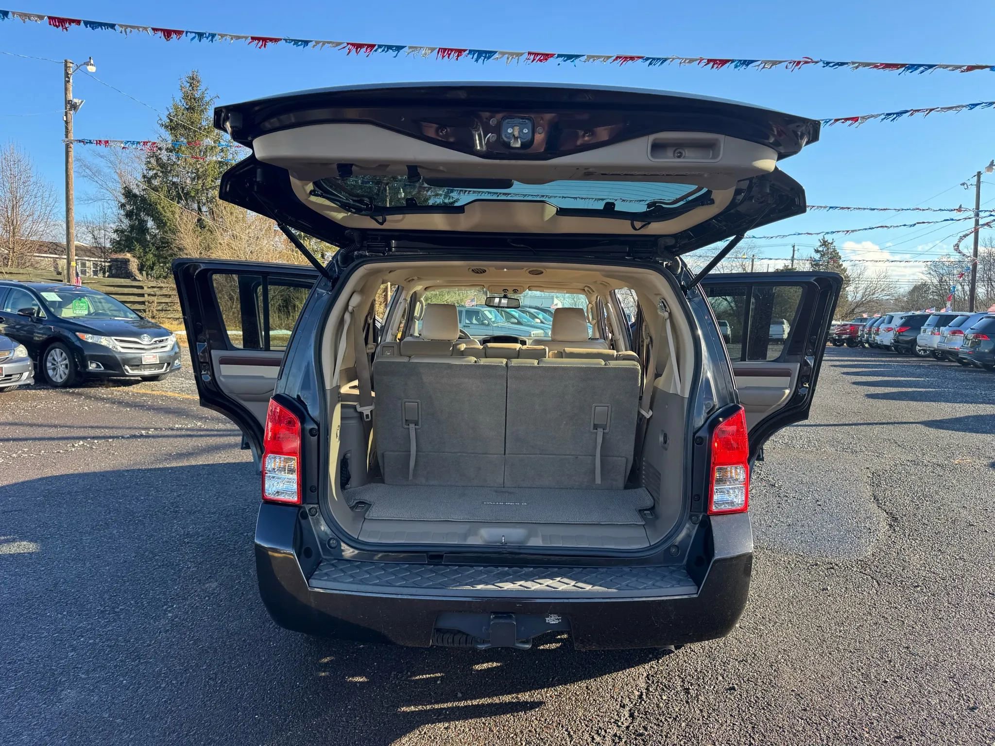 Used 2011 Nissan Pathfinder LE w/ Navigation Pkg image 9