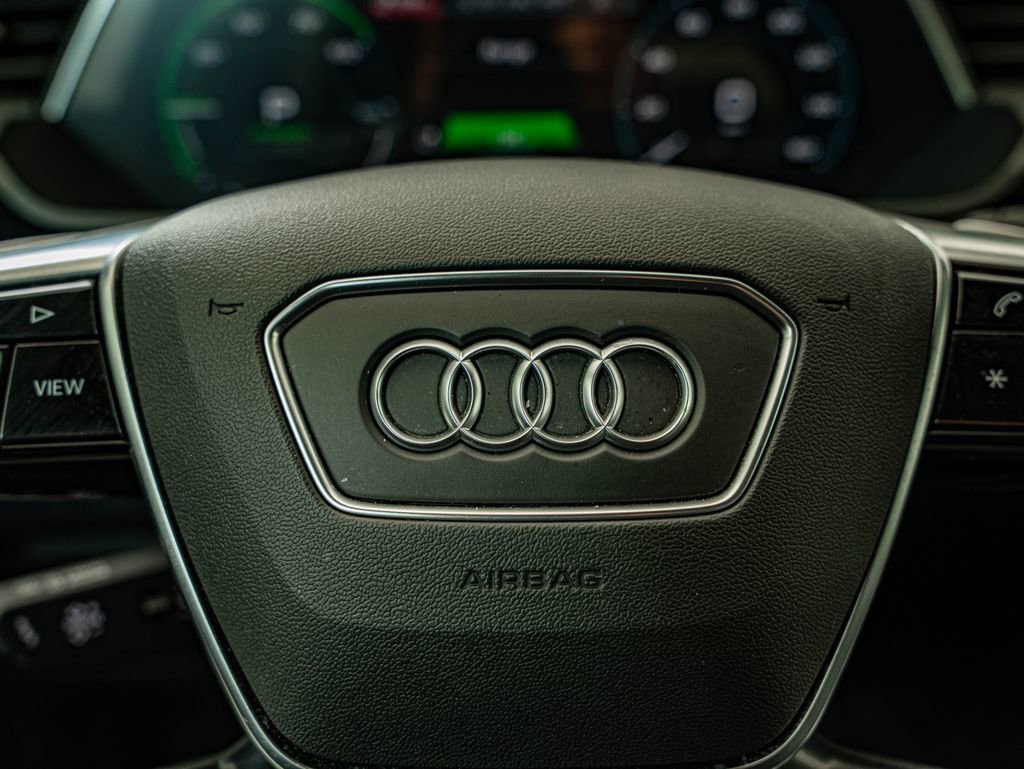 Used 2022 Audi e-tron Premium Plus w/ Premium Plus Package image 23