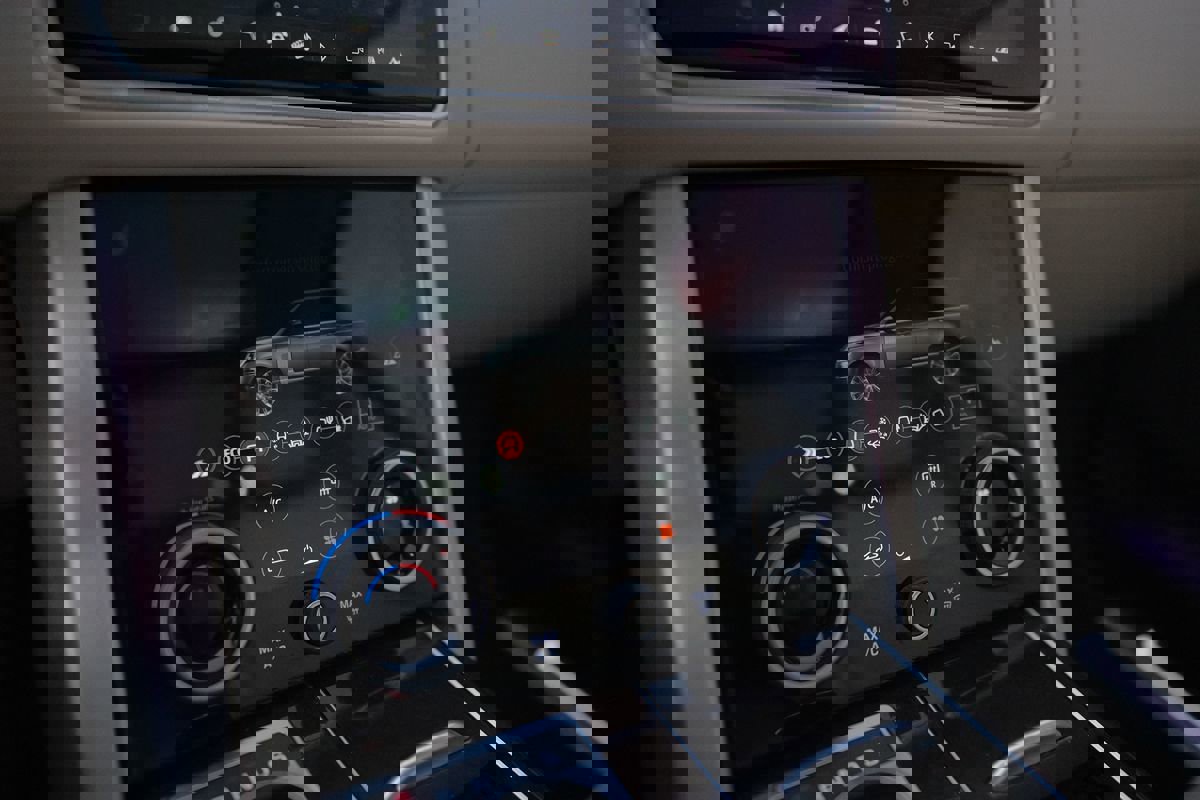 Used 2020 Land Rover Range Rover HSE image 17