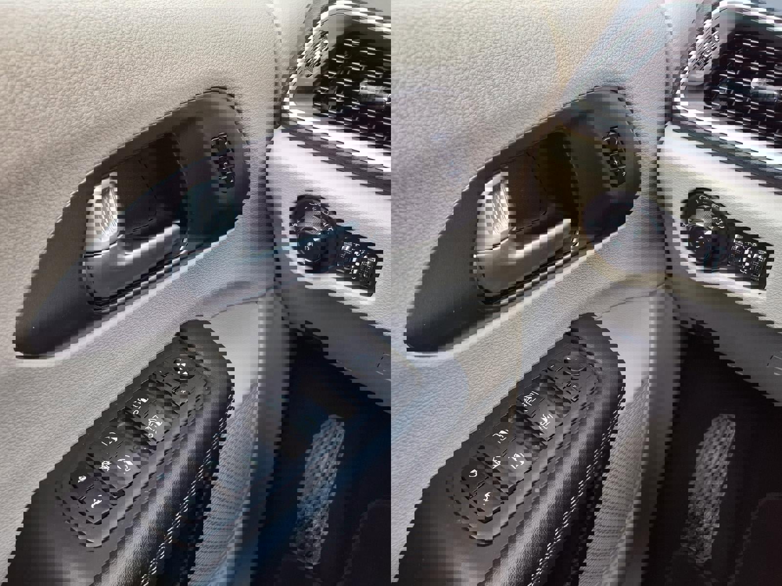 Used 2024 Chrysler Pacifica Touring-L image 23