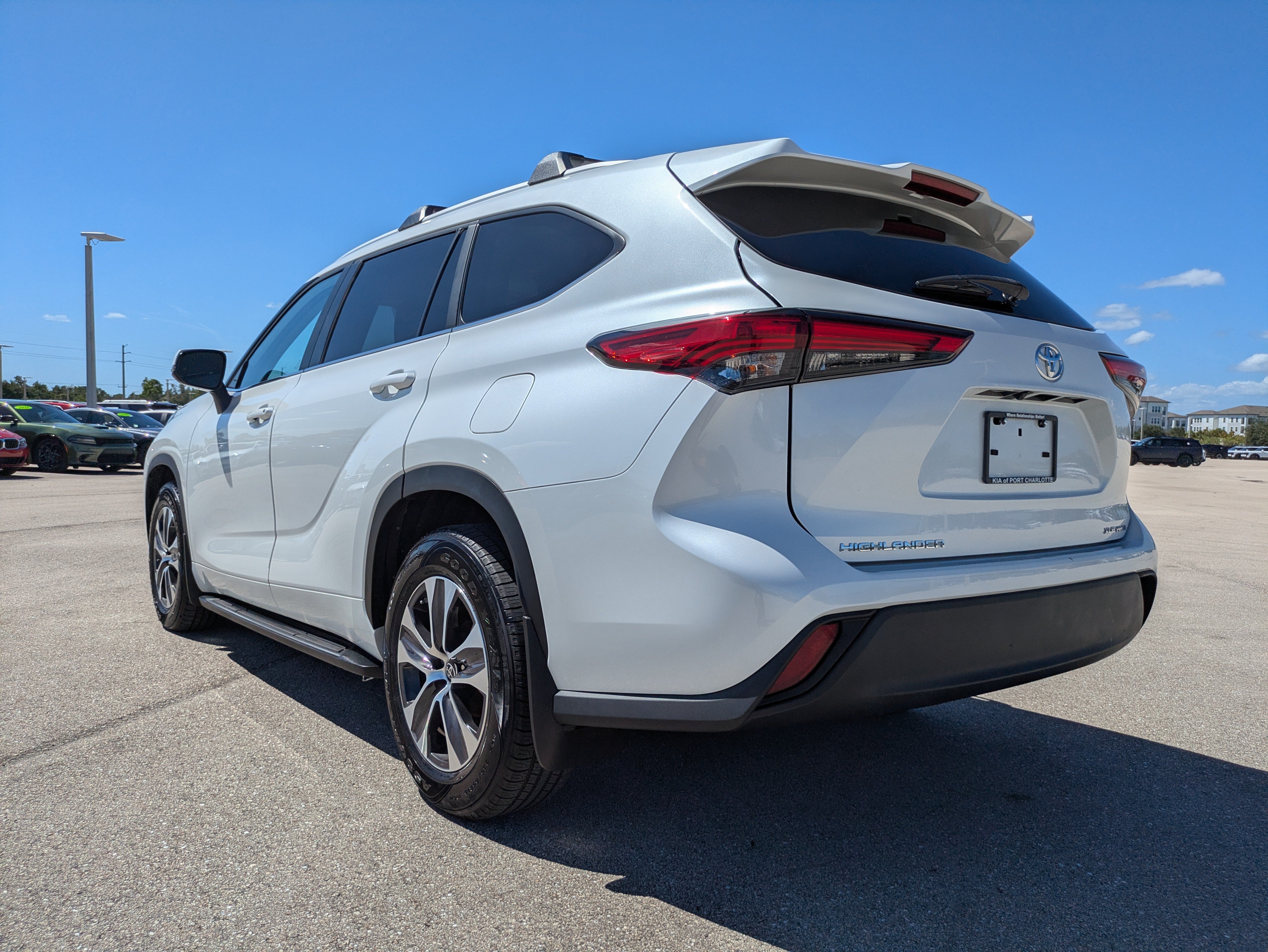 Used 2023 Toyota Highlander XLE AWD/4WD image 6