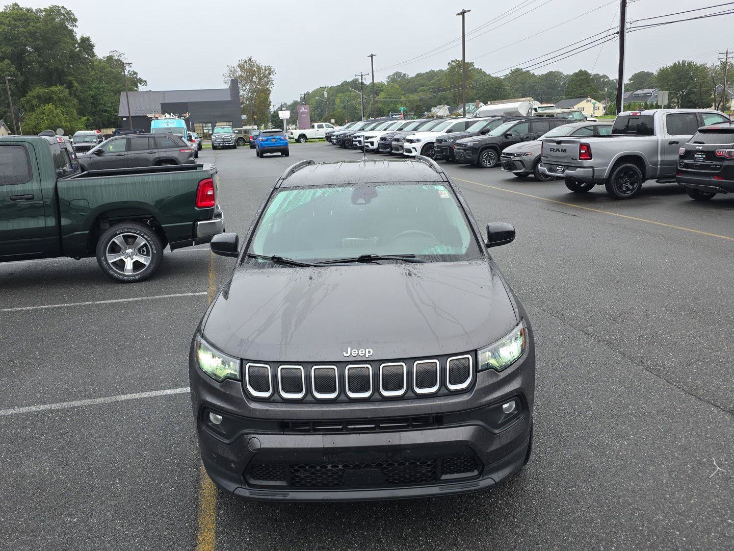 Used 2022 Jeep Compass Latitude w/ Convenience Group AWD/4WD image 3