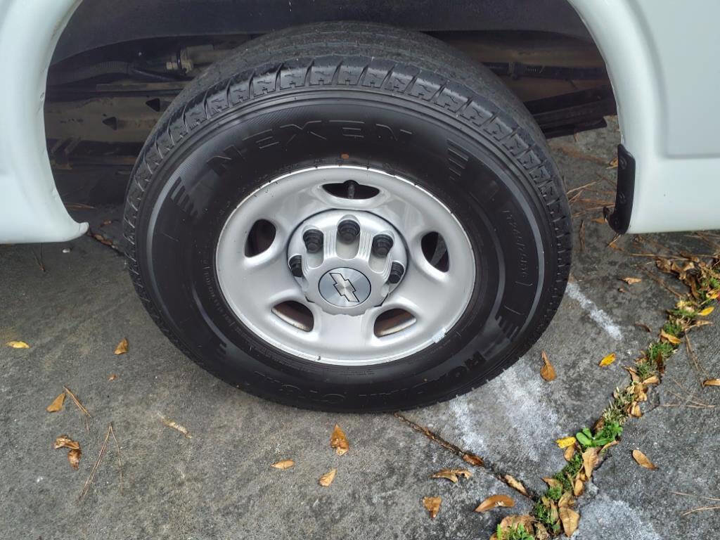 Used 2018 Chevrolet Express 2500 w/ Driver Convenience Package image 9