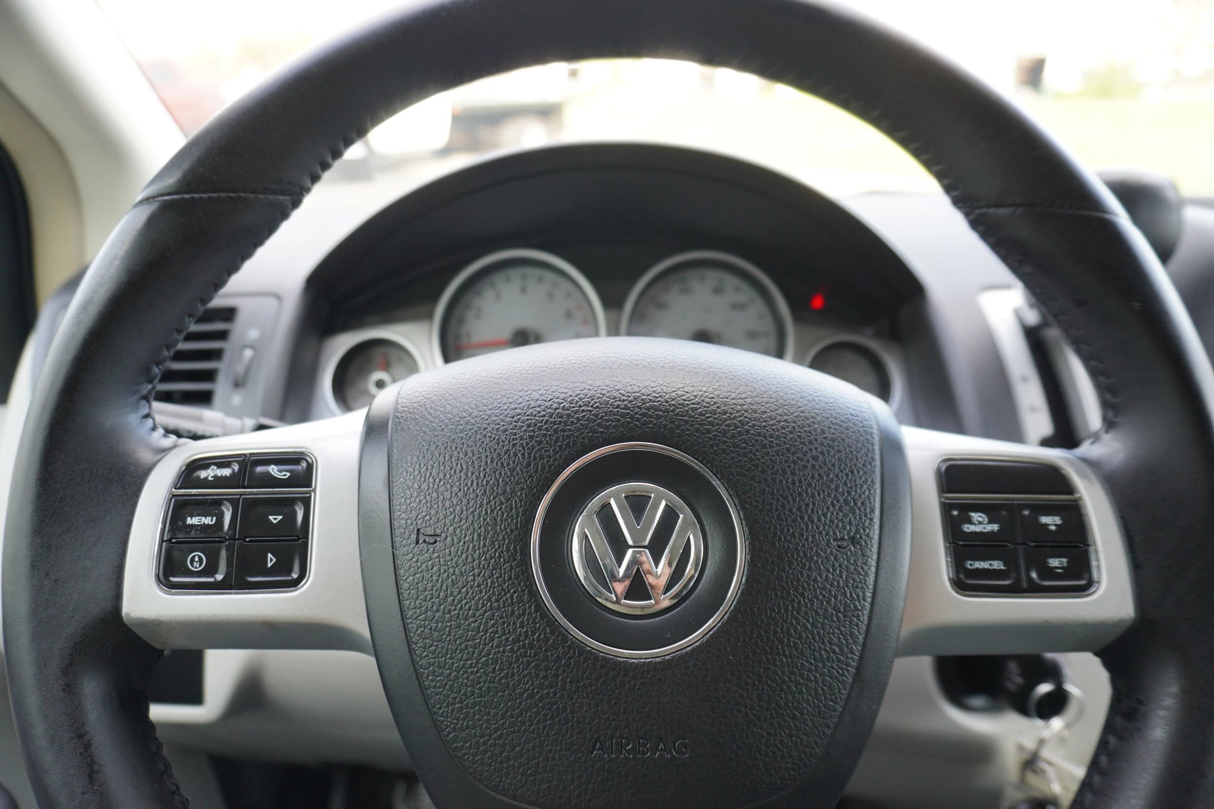 Used 2012 Volkswagen Routan SE FWD image 22