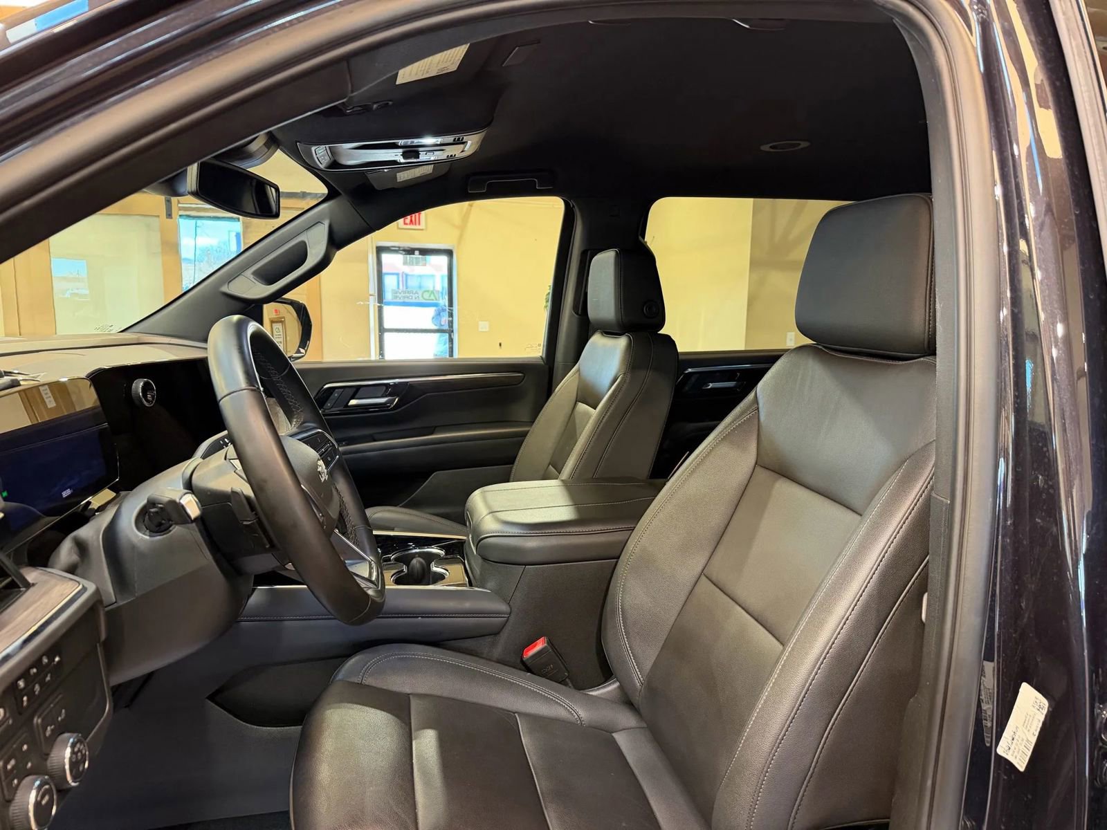 Used 2025 Chevrolet Suburban Z71 image 12