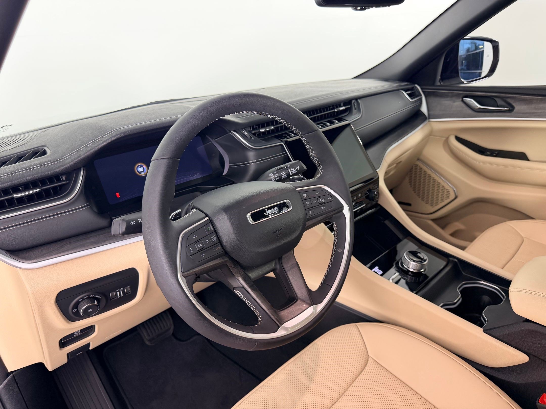 Used 2025 Jeep Grand Cherokee Limited w/ Luxury Tech Group II image 4