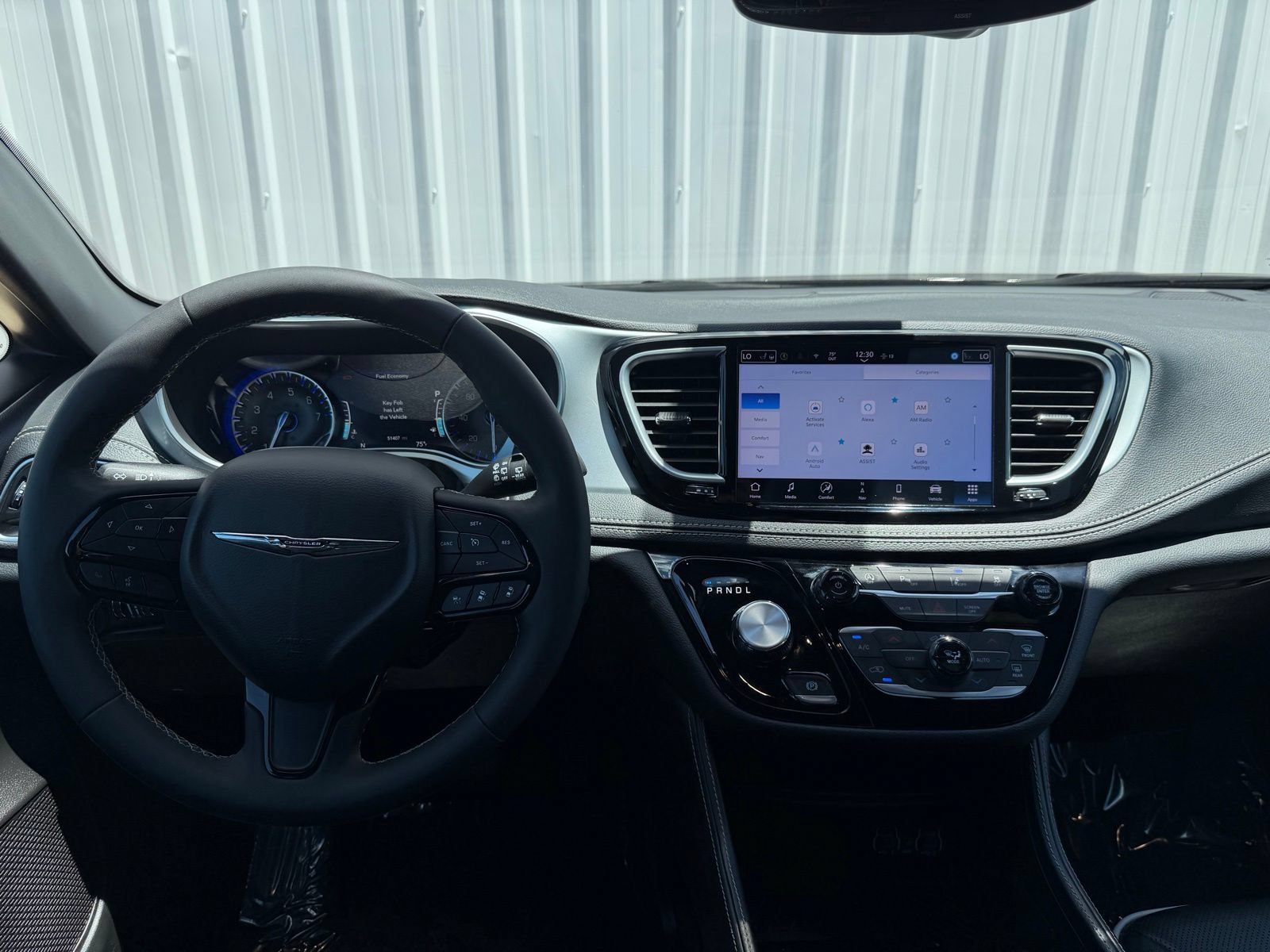 Used 2025 Chrysler Pacifica Limited FWD image 12