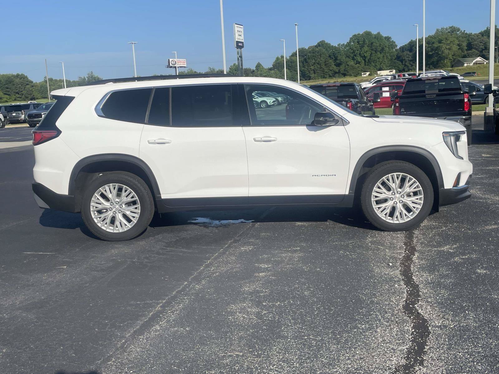 Certified 2026 GMC Acadia Elevation w/ Elevation Premium Package FWD image 2