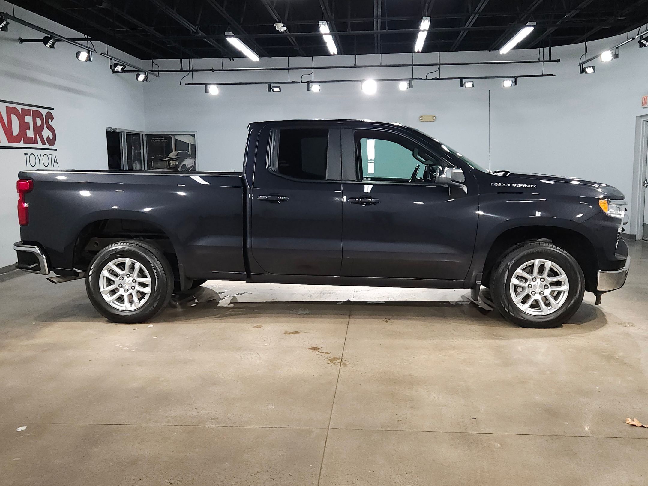Used 2023 Chevrolet Silverado 1500 LT image 8